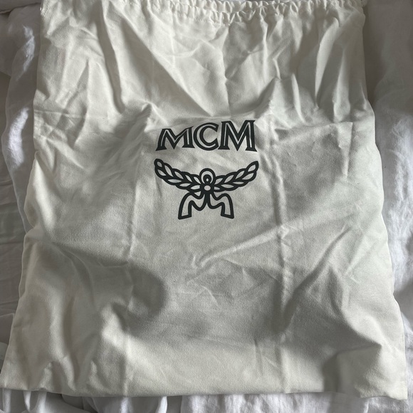 NWT MCM Mens Klassic Leather Small Messenger Bag - Picture 4 of 9